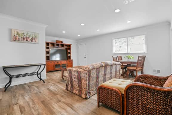 Hot Tub, 3 Bdr, Close to DT - Image 5