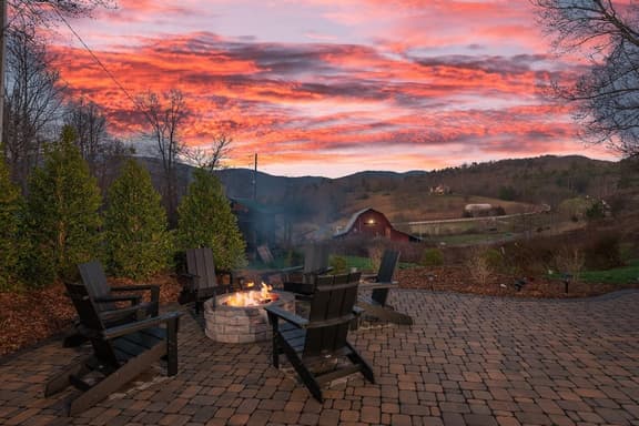 7 Miles to DT AVL, Hot Tub, Mountain View, Fenced - Image 1
